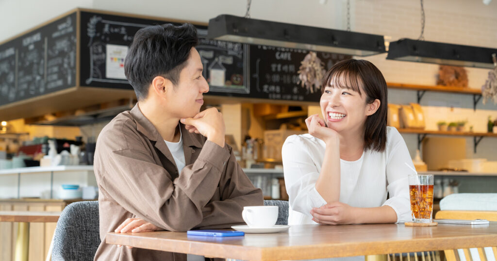 カフェで話をする男女