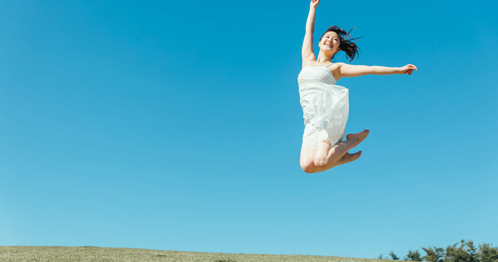 ジャンプする女性